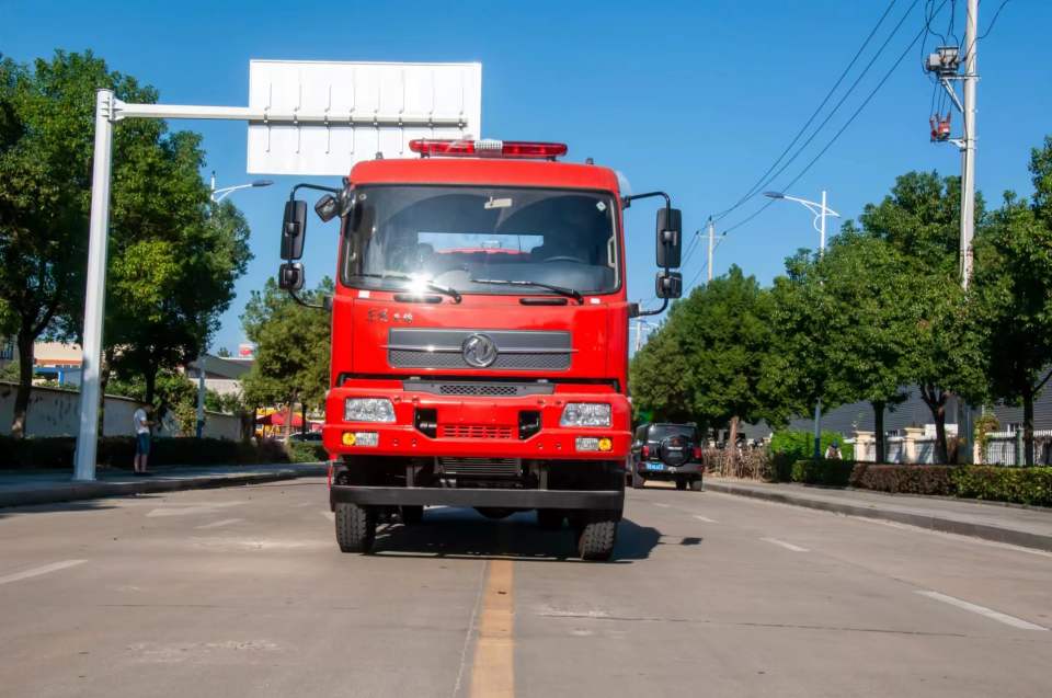 東風(fēng)四驅(qū)10噸森林消防灑水車